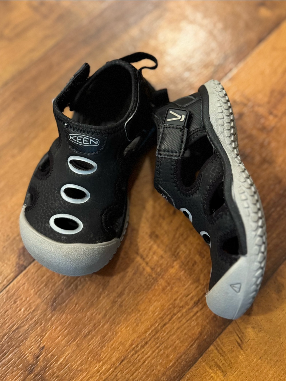 Keen Stingray Kids Black & Gray Slip-On Closed toe Water Shoes size 8 toddler